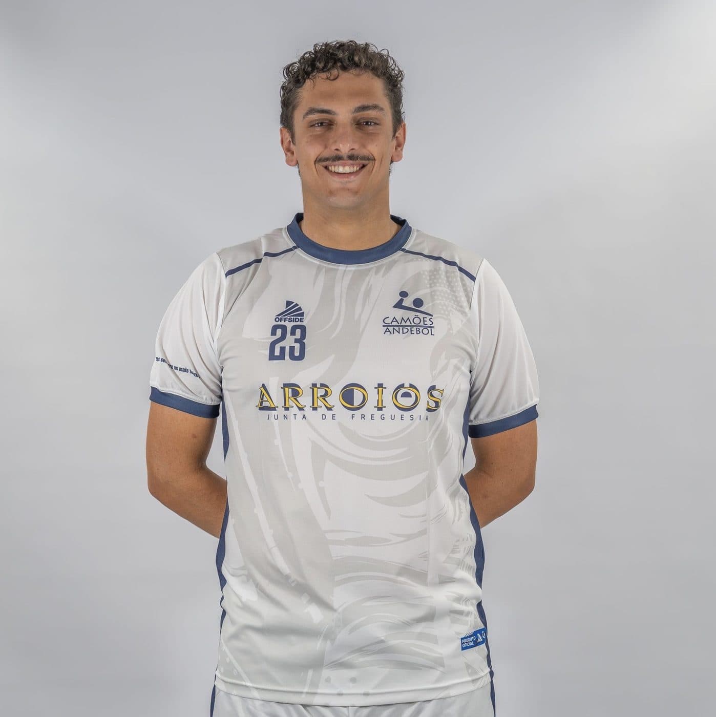 Atleta do Camões Andebol com a camisola alternativa branca, número 23