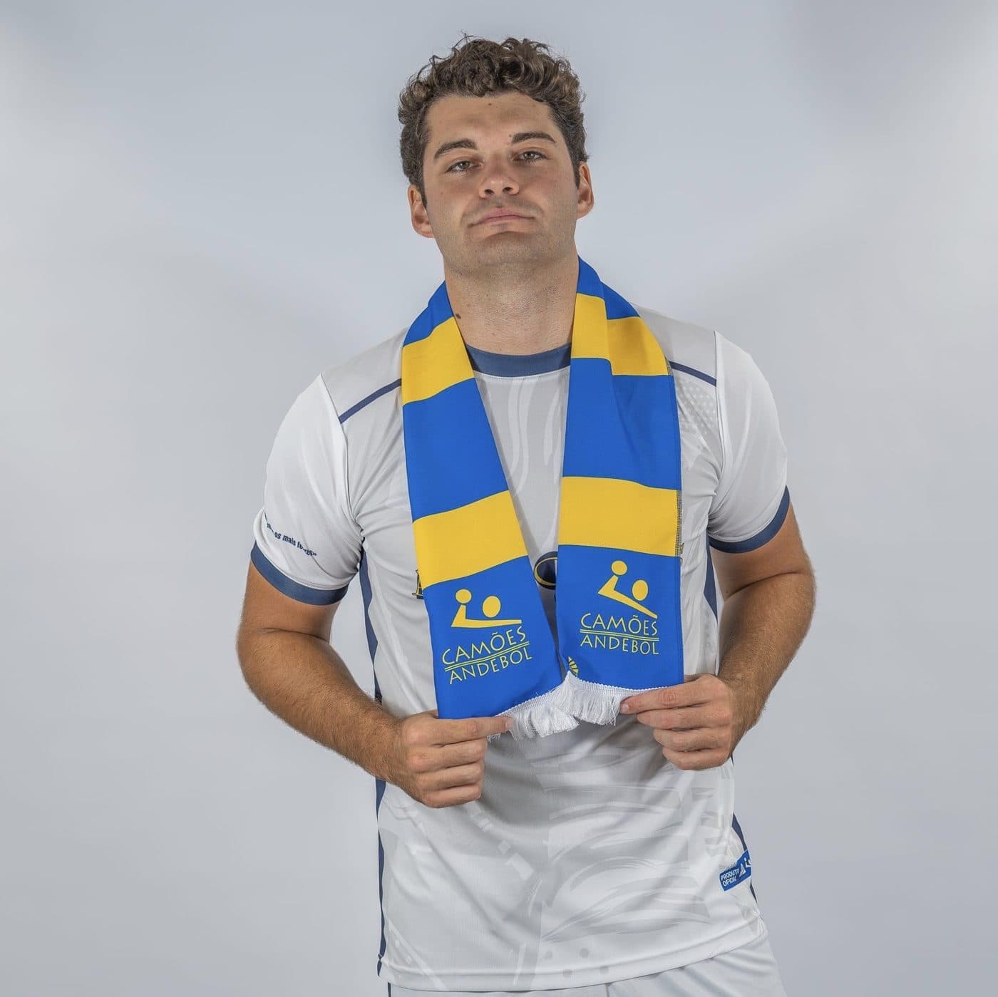 Atleta com o cachecol azul e amarelo às riscas do Camões Andebol