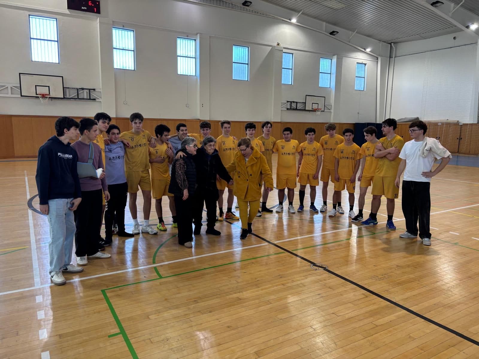 Equipa do Camões Andebol de amarelo no pavilhão